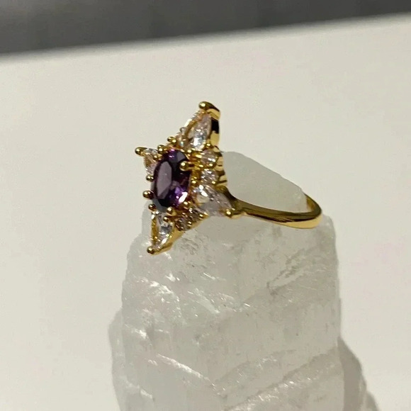 Gold Plated with Amethyst purple coloured middle stone ring - size 9 - Picture 2 of 5